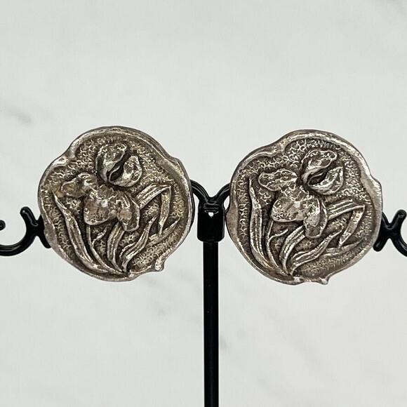 Vintage Silver Tone Flower Floral Earrings Pair Clip On Non Pierced - Picture 1 of 4